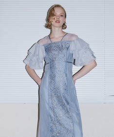 SPANGLE RUFFLE DRESS グレー 正面アップポーズ