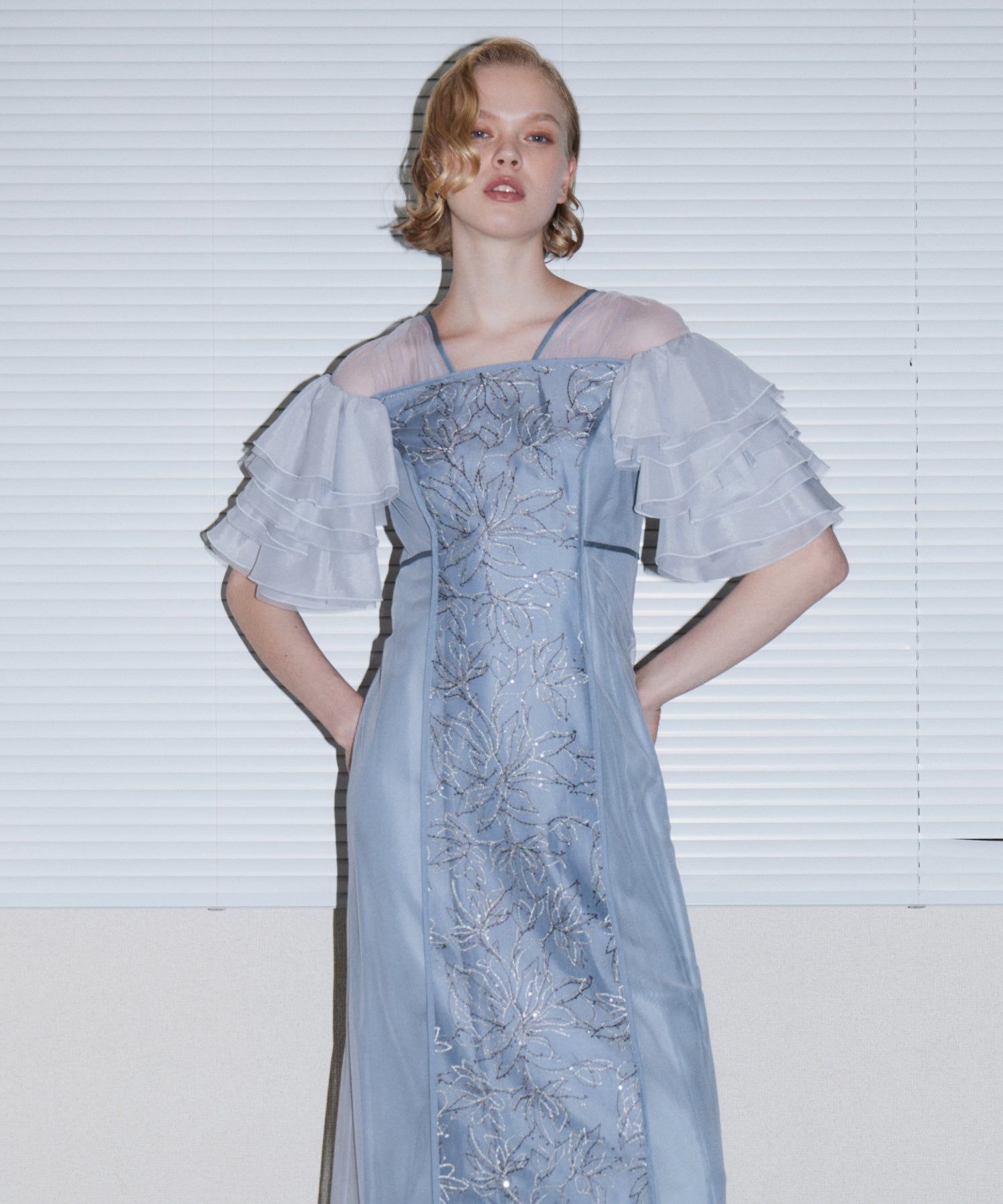 SPANGLE RUFFLE DRESS グレー 正面アップポーズ