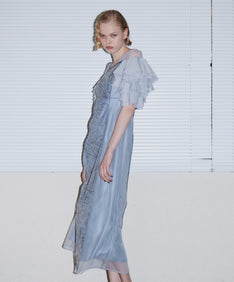 SPANGLE RUFFLE DRESS グレー 正面アップポーズ