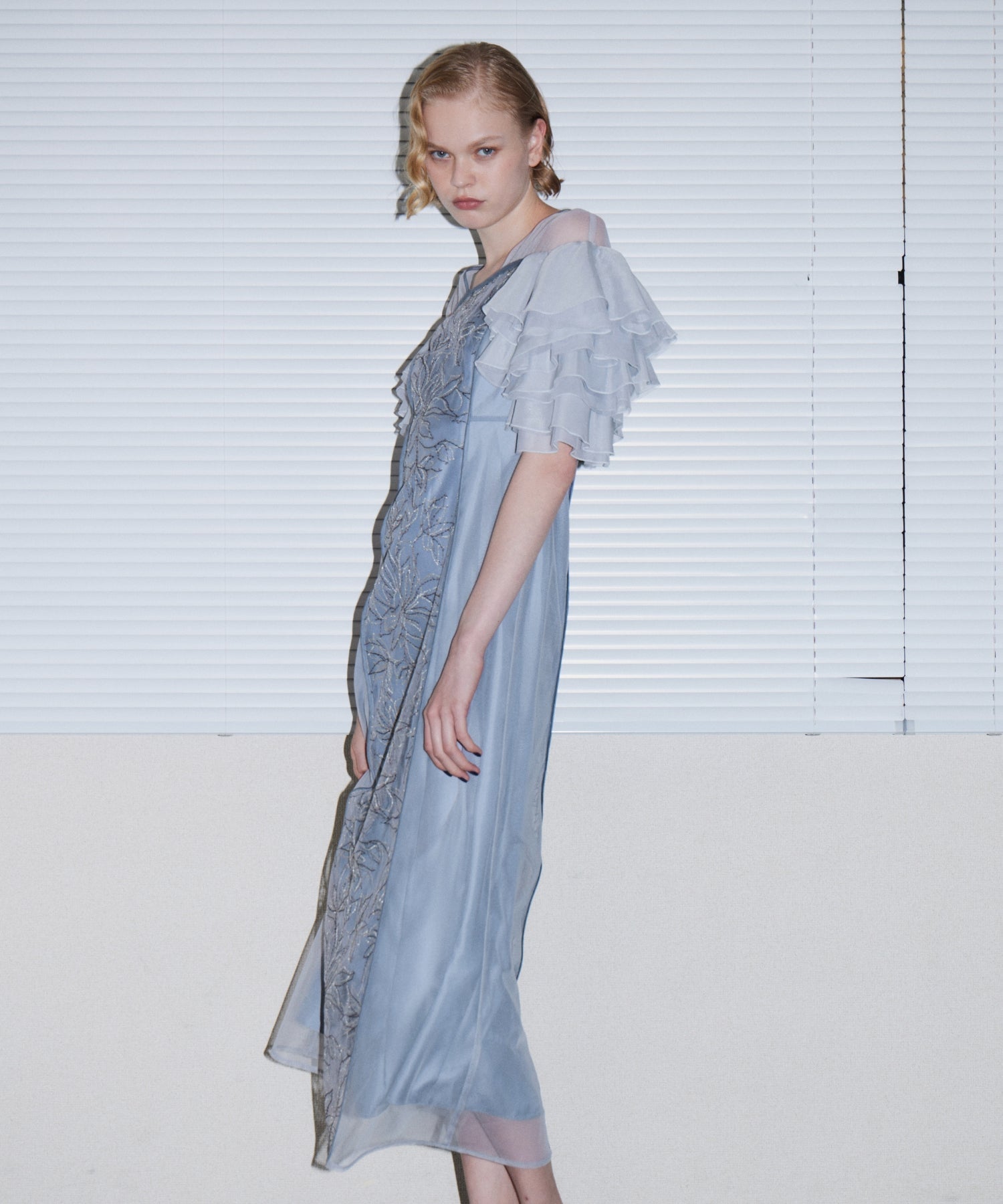 SPANGLE RUFFLE DRESS グレー 正面アップポーズ