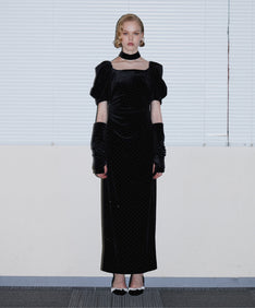 GRINT VELOUR DRESS ブラック 正面全身着用