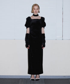 GRINT VELOUR DRESS ブラック 正面全身着用