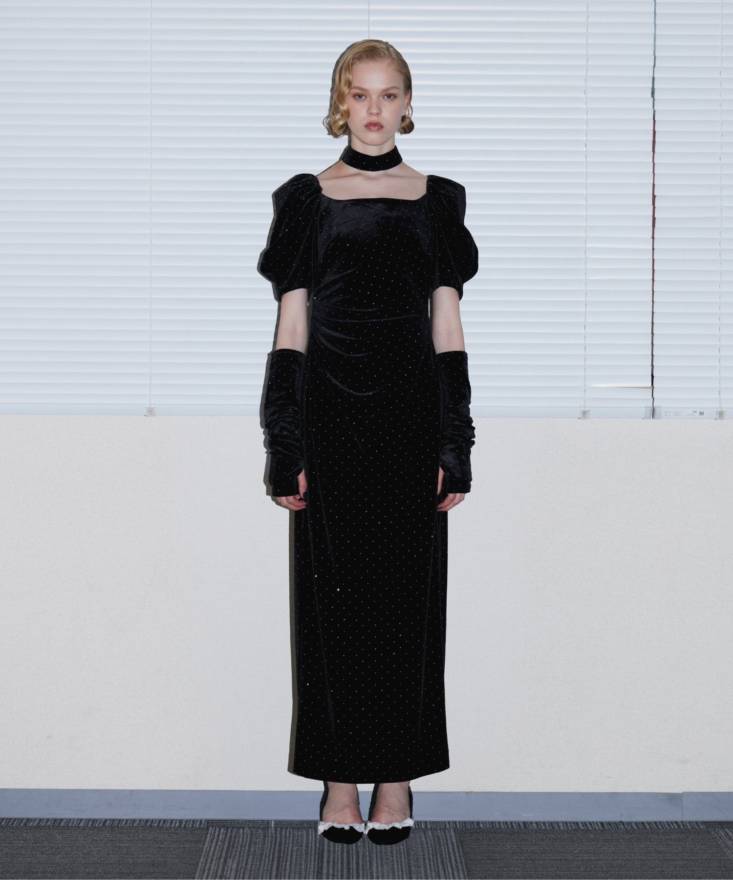 GRINT VELOUR DRESS ブラック 正面全身着用