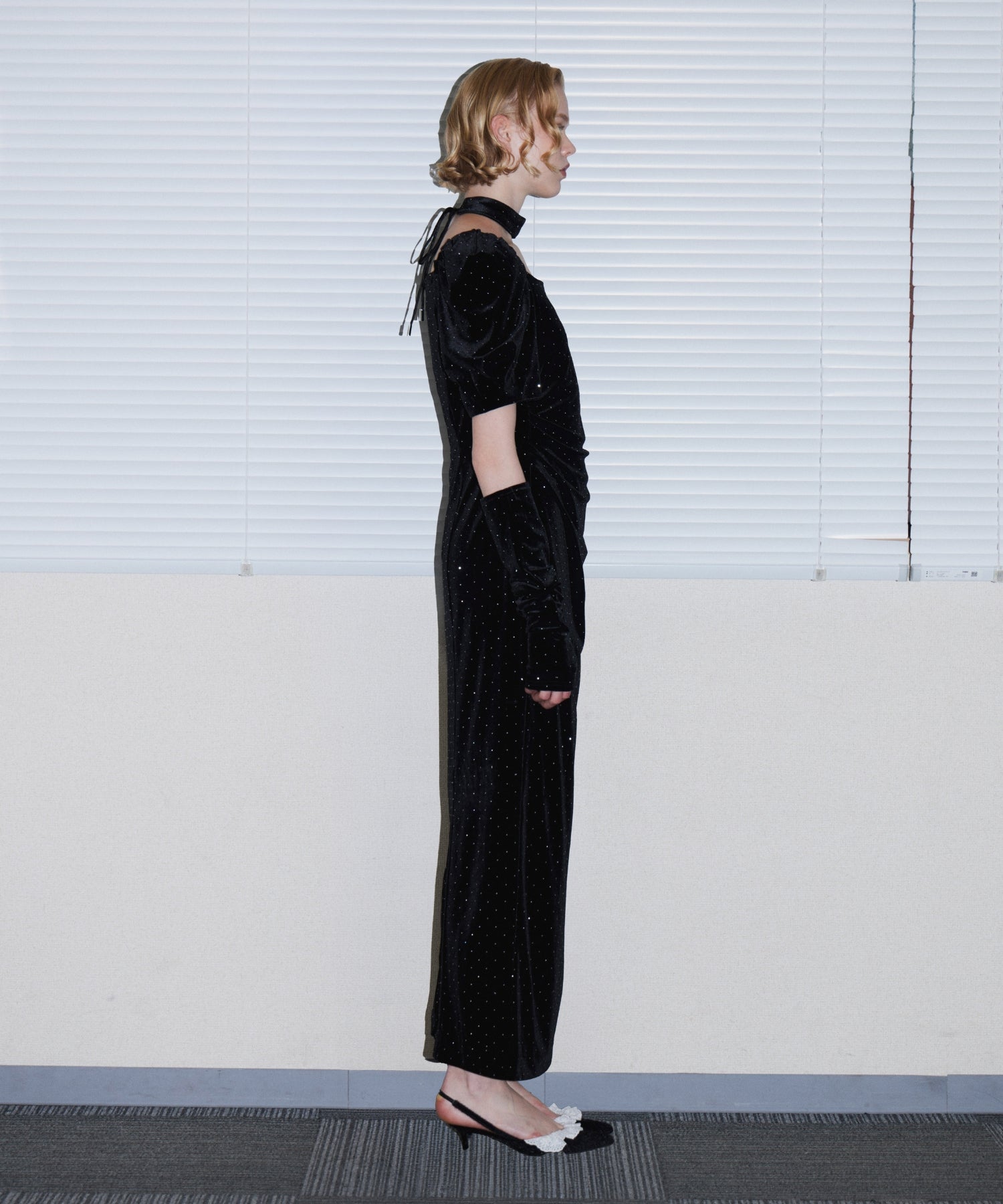GRINT VELOUR DRESS ブラック 横向き全身着用