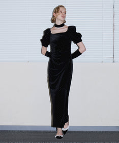 GRINT VELOUR DRESS ブラック 正面全身着用ポーズ