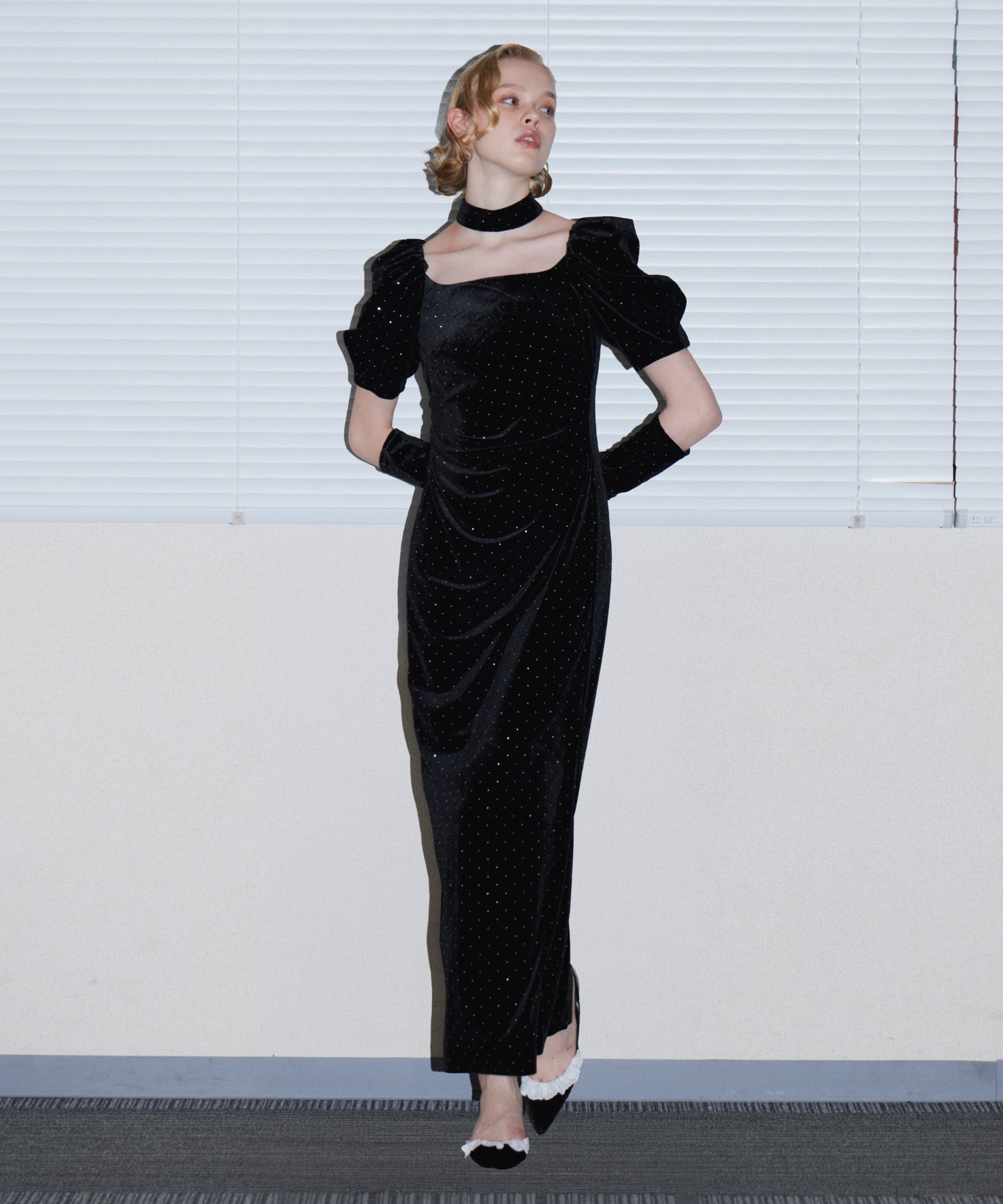 GRINT VELOUR DRESS ブラック 正面全身着用ポーズ
