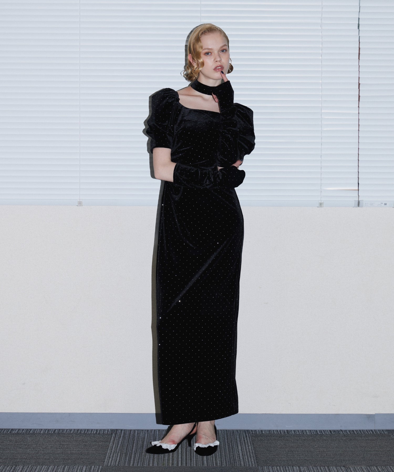 GRINT VELOUR DRESS ブラック 正面全身着用ポーズ