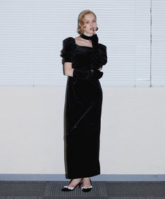 GRINT VELOUR DRESS ブラック 正面全身着用ポーズ