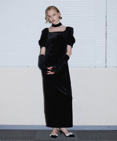 GRINT VELOUR DRESS ブラック 正面全身着用ポーズ