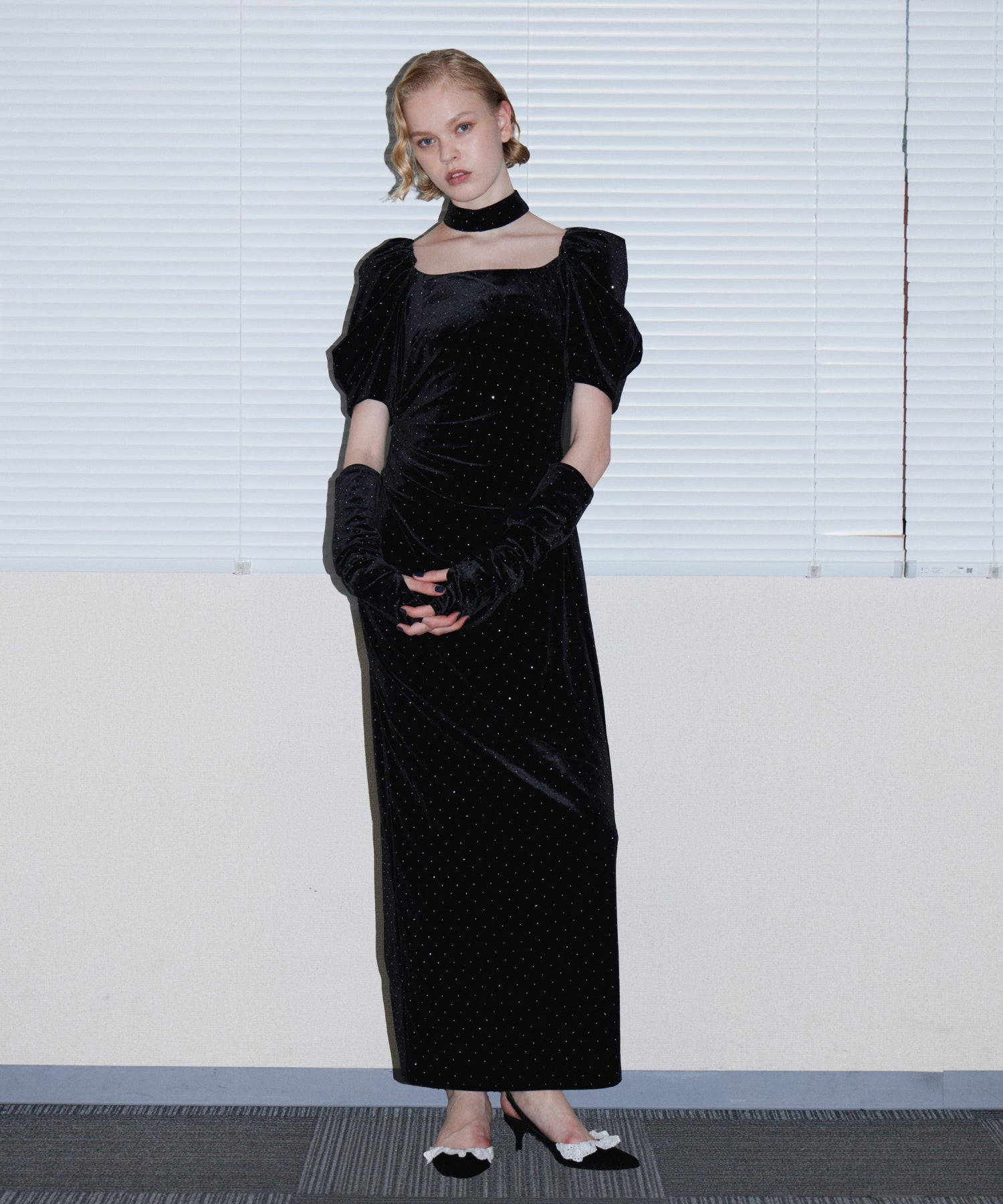 GRINT VELOUR DRESS ブラック 正面全身着用ポーズ