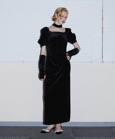 GRINT VELOUR DRESS ブラック 正面全身着用ポーズ