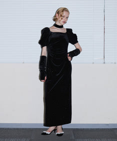 GRINT VELOUR DRESS ブラック 正面全身着用ポーズ