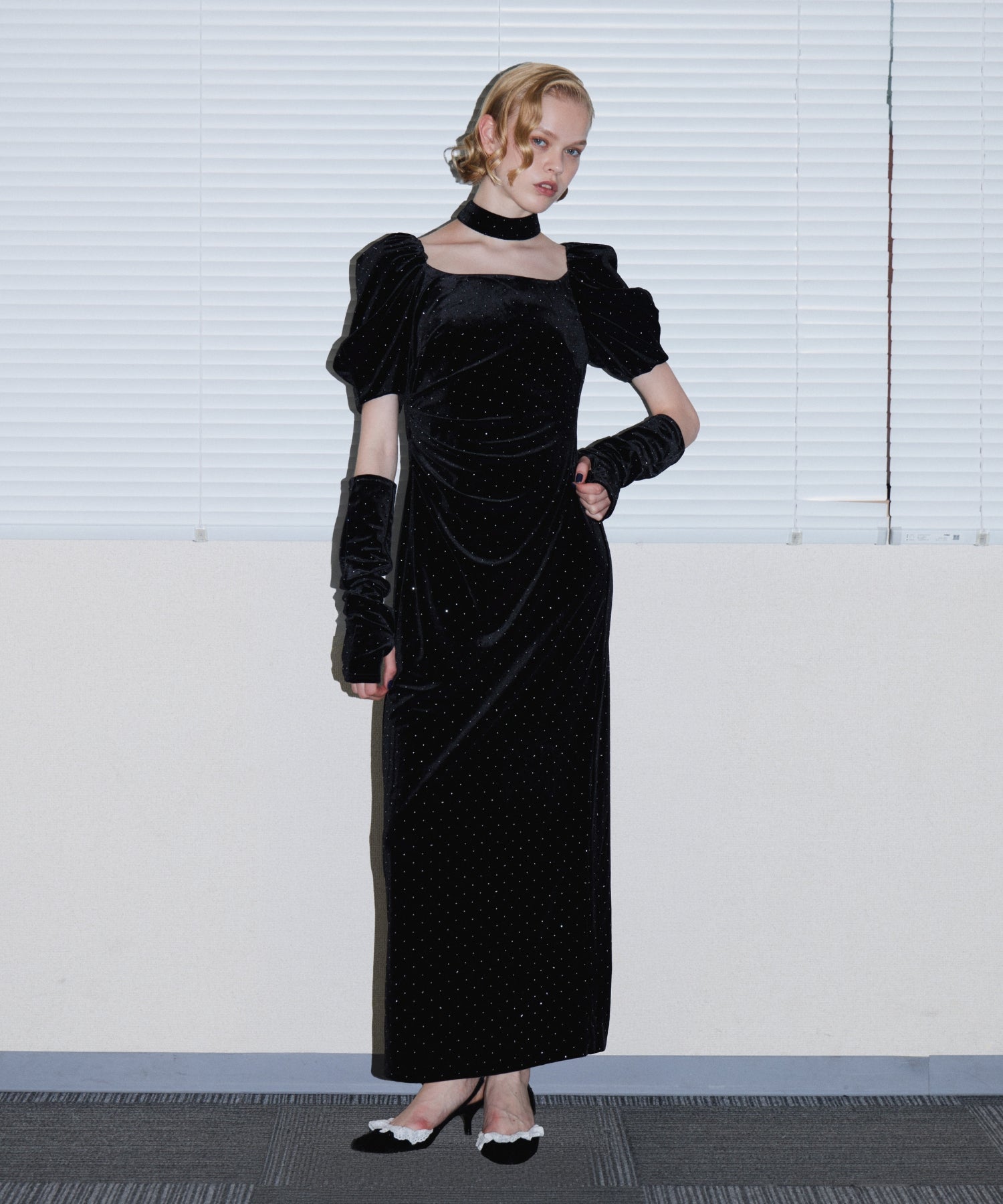 GRINT VELOUR DRESS ブラック 正面全身着用ポーズ