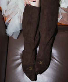 LOGO BUCKLE LONG BOOTS ブラウン 正面着用全体