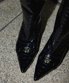 LOGO BUCKLE LONG BOOTS ブラック 正面着用アップ