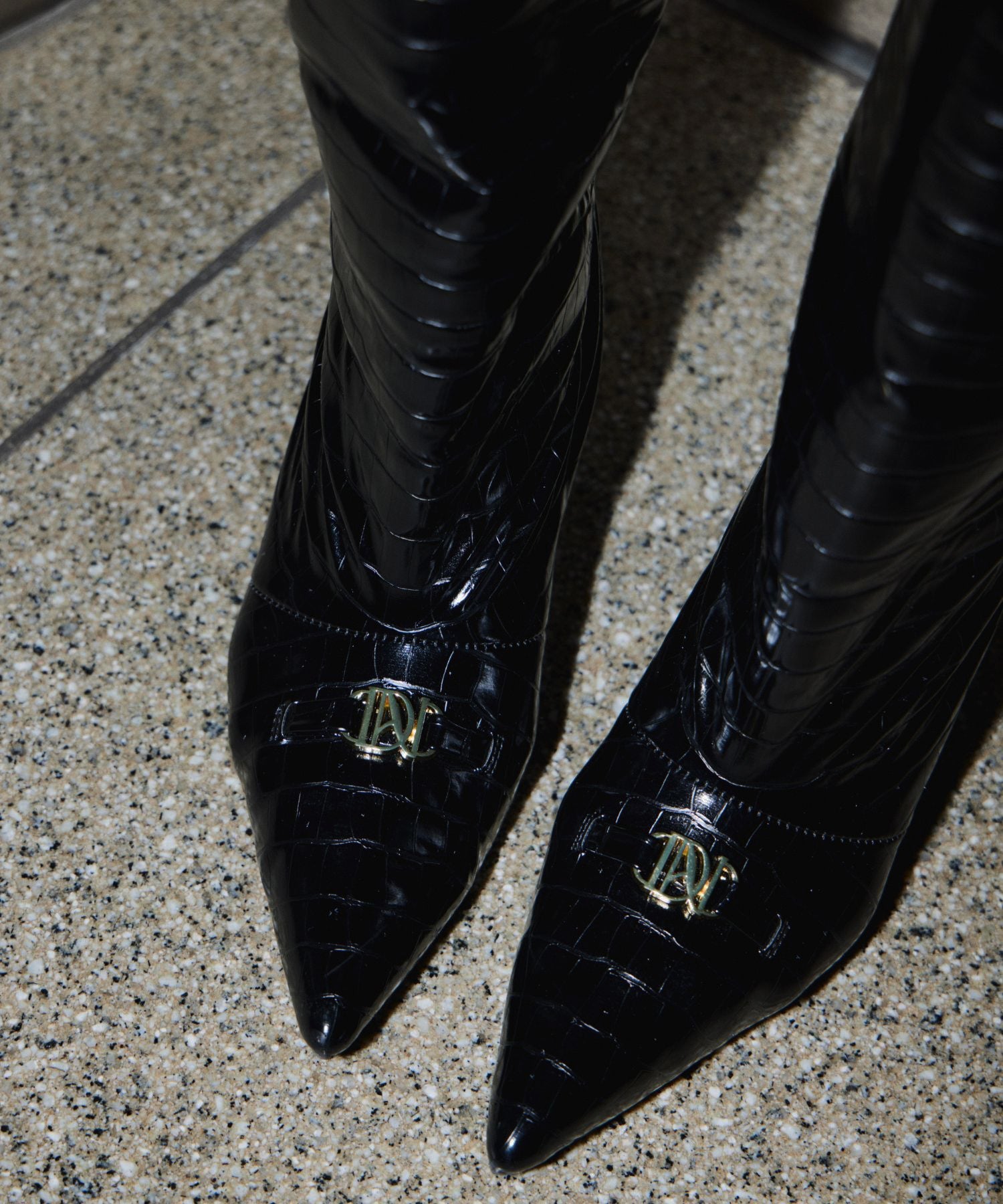 LOGO BUCKLE LONG BOOTS ブラック 正面着用アップ