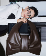 BIG RIBBON BAG ブラウン 手持ち画像