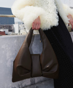 BIG RIBBON BAG ブラウン 手持ち画像