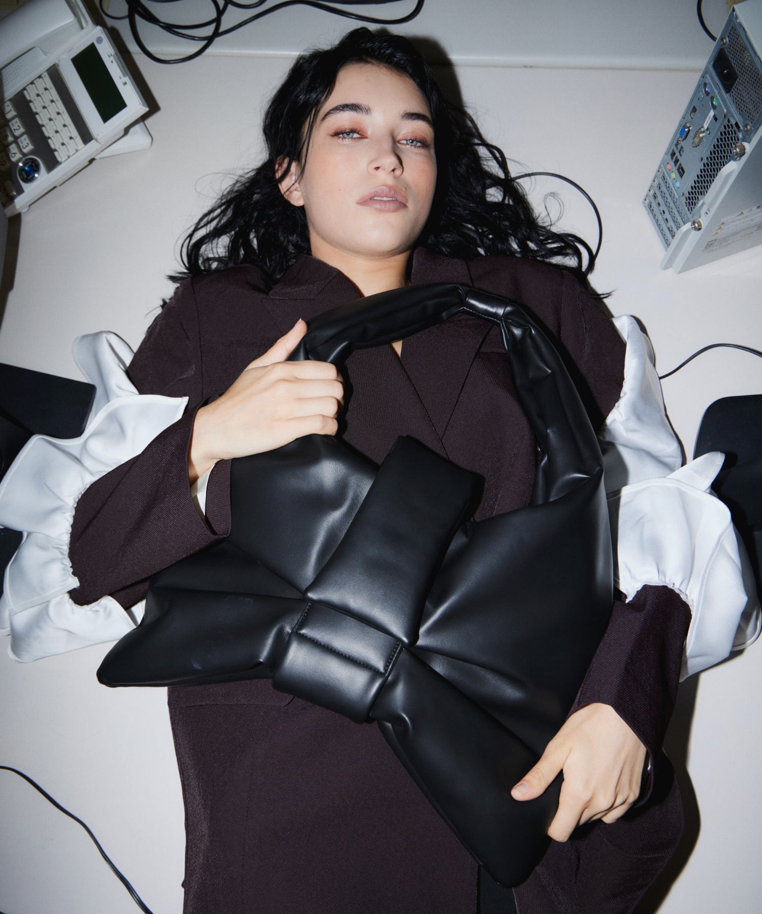 BIG RIBBON BAG ブラック 手持ち画像