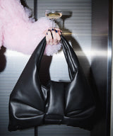 BIG RIBBON BAG ブラック 手持ち画像