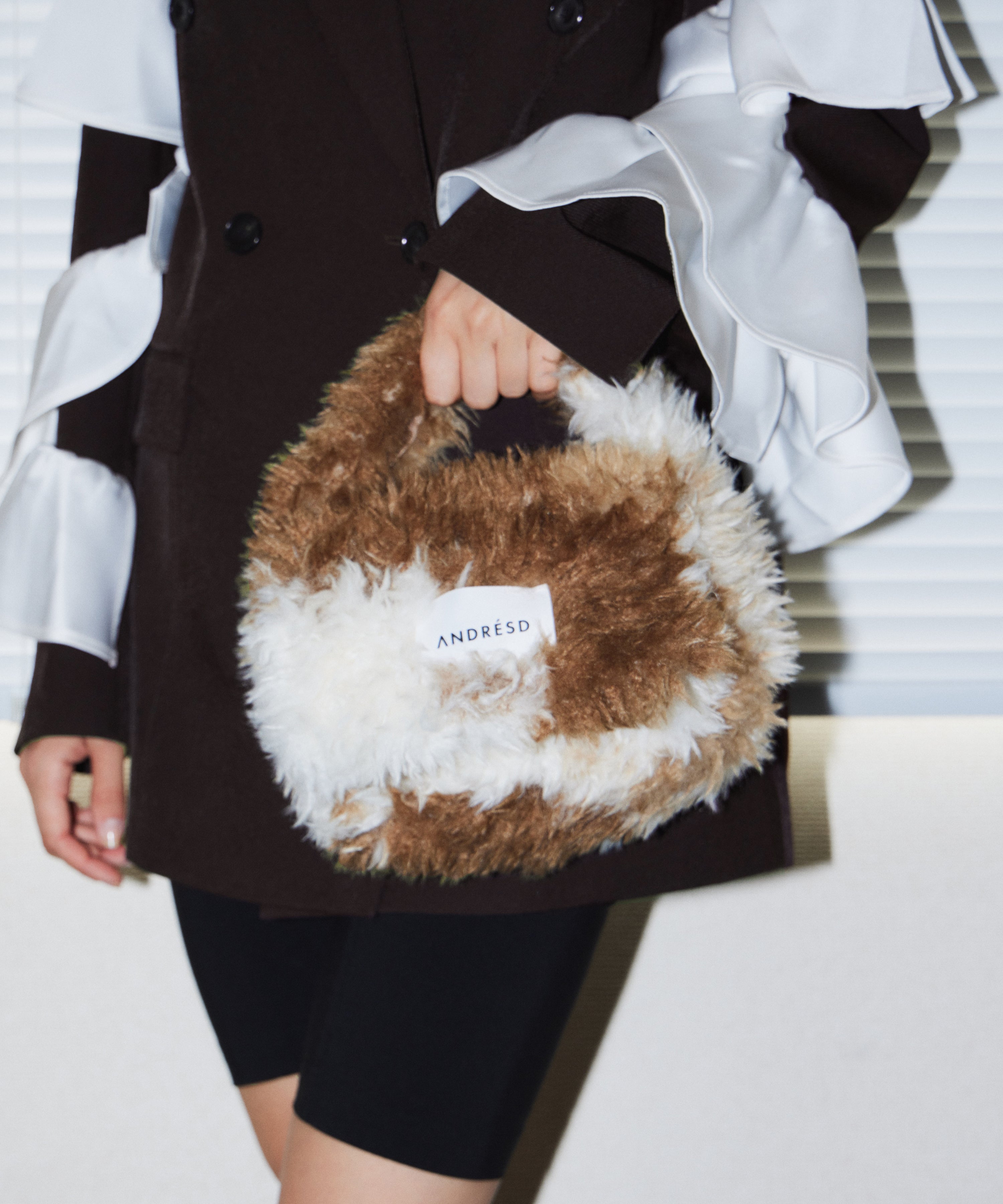 PERRO FUR BAG ブラウン 手持ち画像