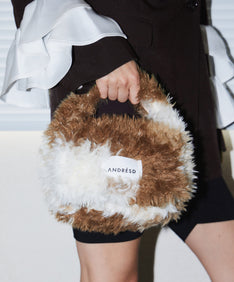 PERRO FUR BAG ブラウン 手持ち画像