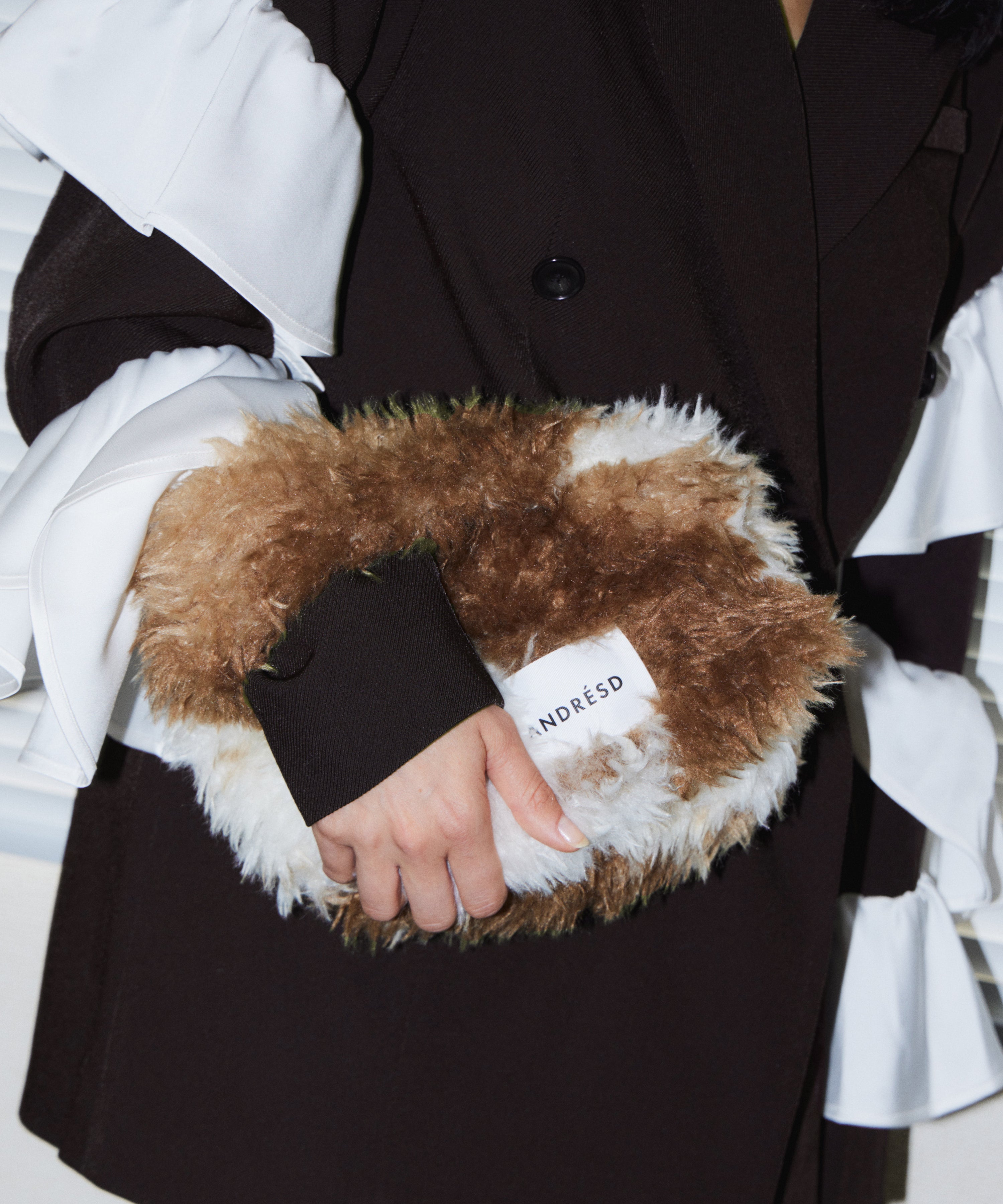 PERRO FUR BAG ブラウン 手持ち画像
