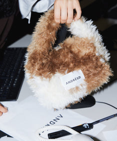 PERRO FUR BAG ブラウン 手持ち画像