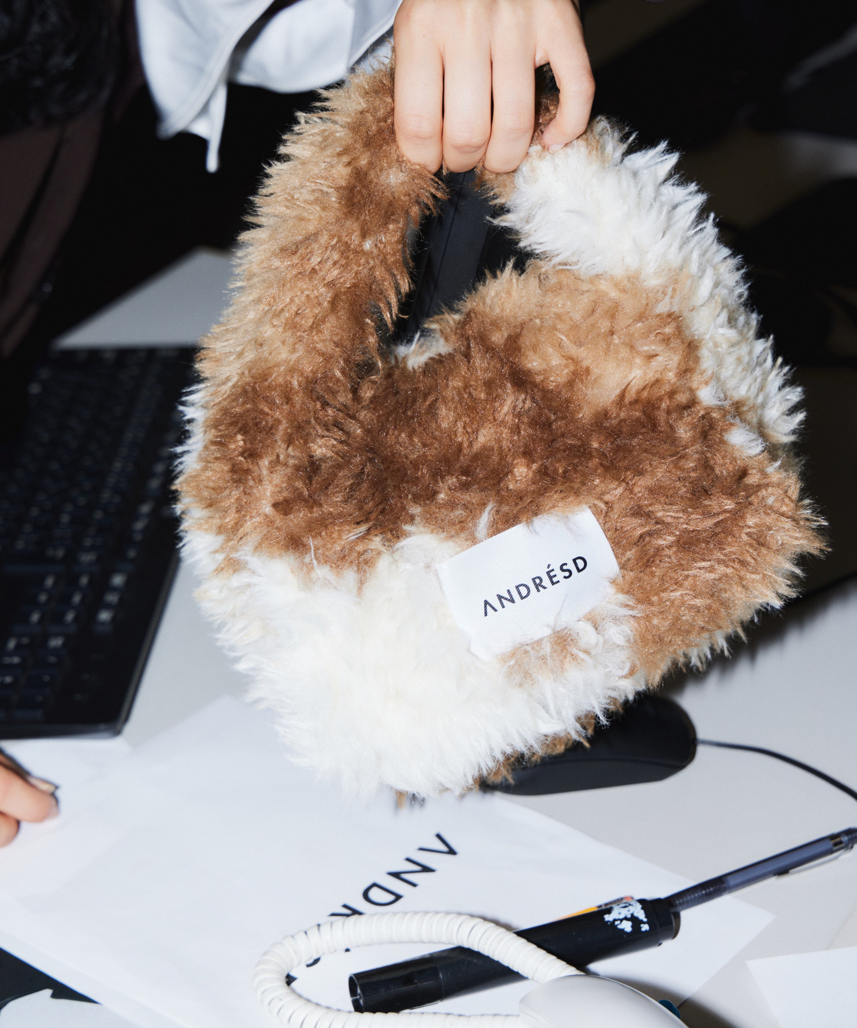 PERRO FUR BAG ブラウン 手持ち画像