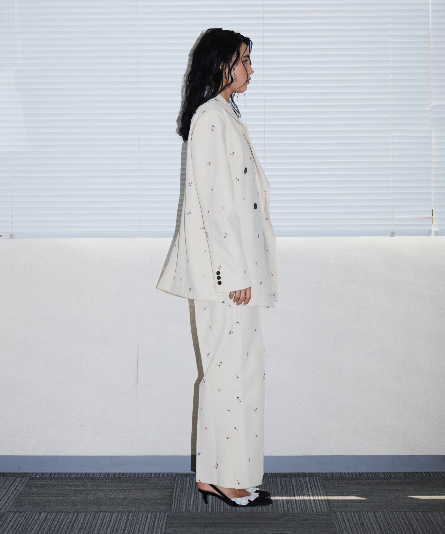 SIGNATURE JACKET アイボリー 横向き全身