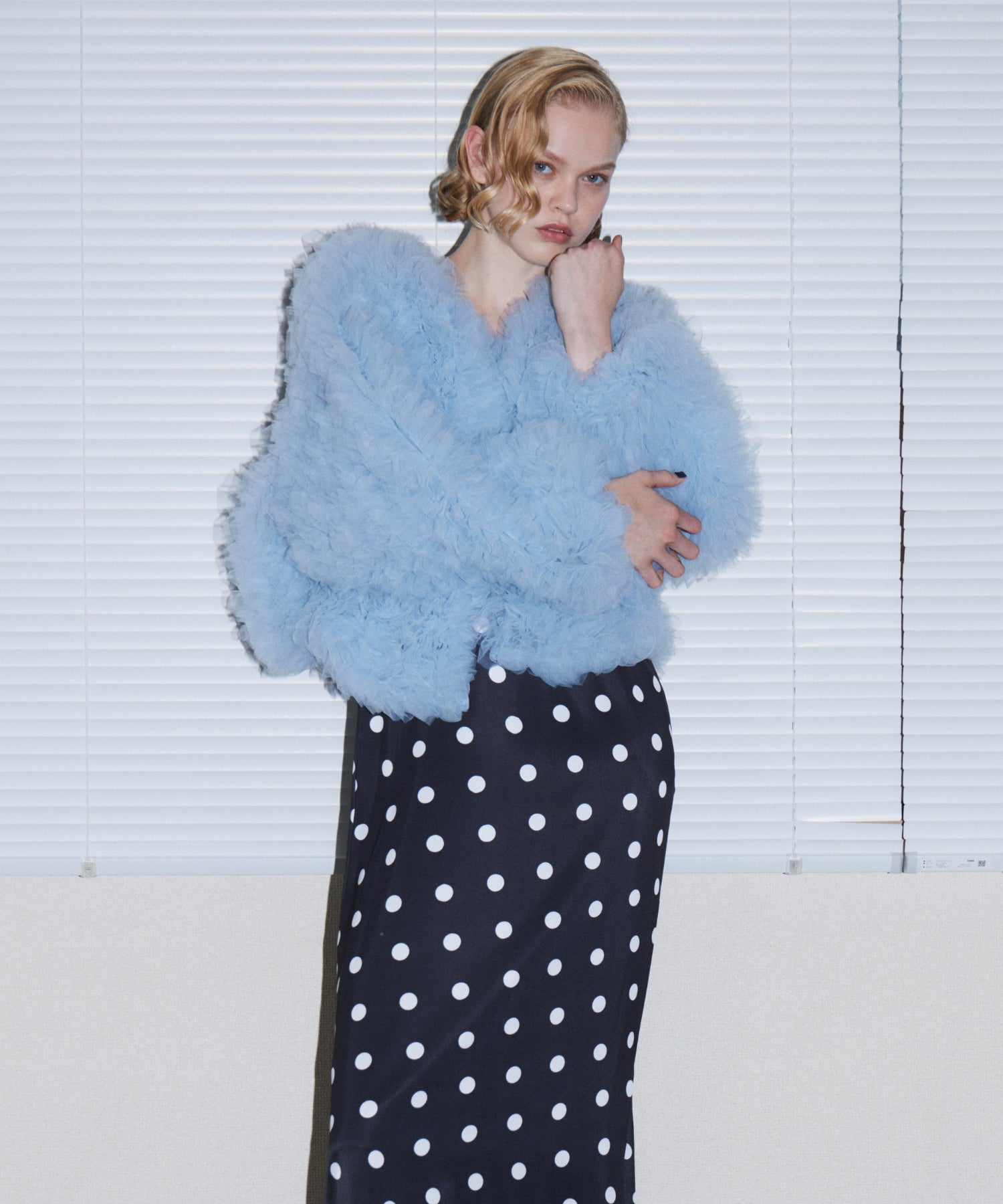 VOLUME TULLE JACKET ブルー 正面アップポーズ